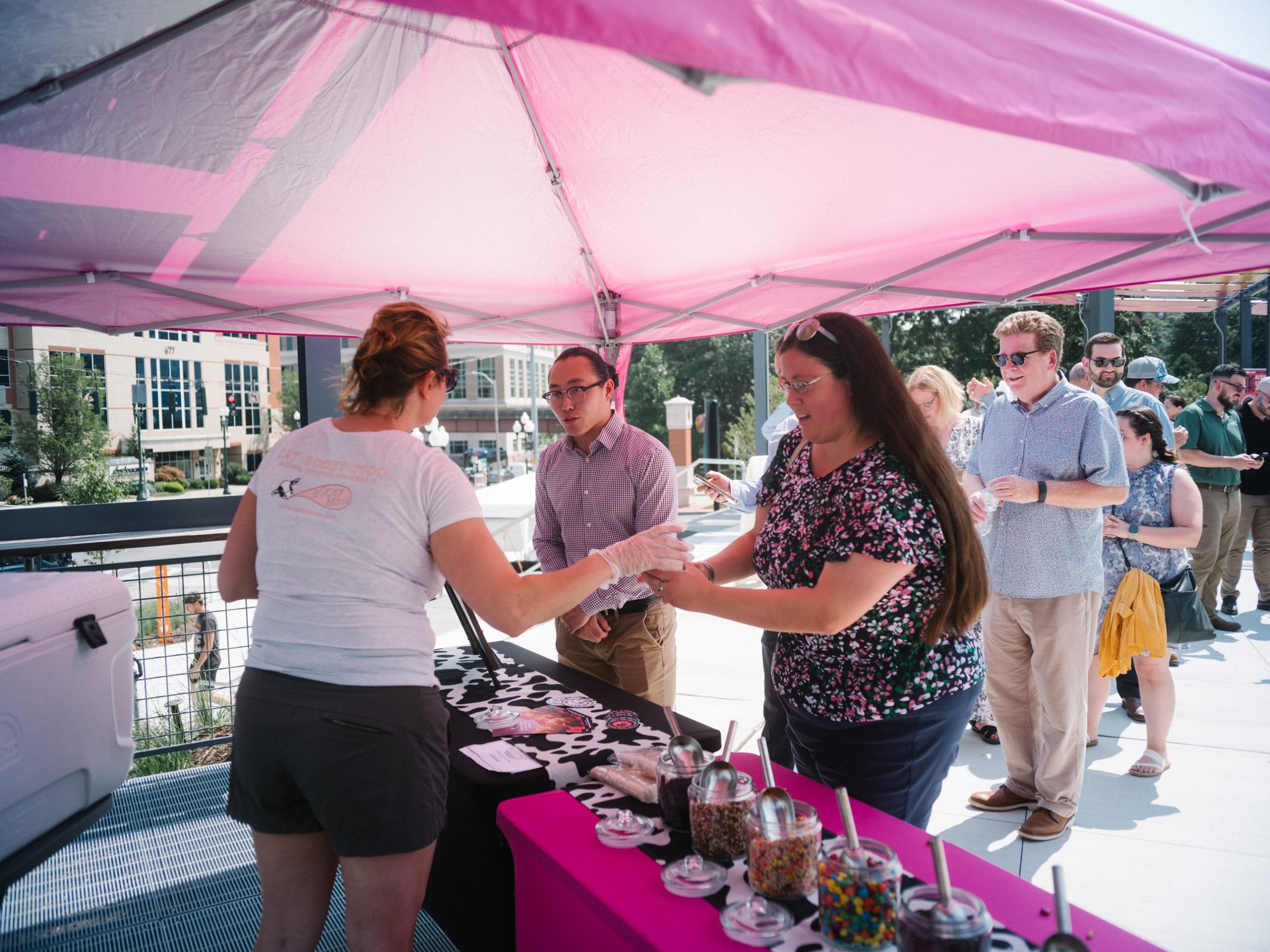 Photo of Bozzy Moo! ice cream vendor and line of people waiting.